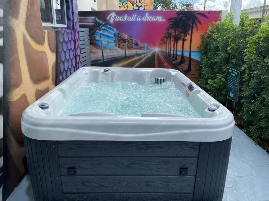 Cozy & Colorful Miami Art Canvas W/Hottub & Murals Buitenkant foto